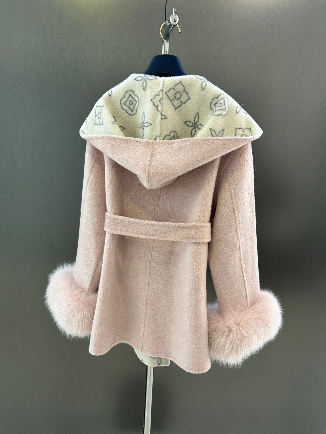 L 25fw Wool blend coat with detachable cuffs made of imported white fox fur
