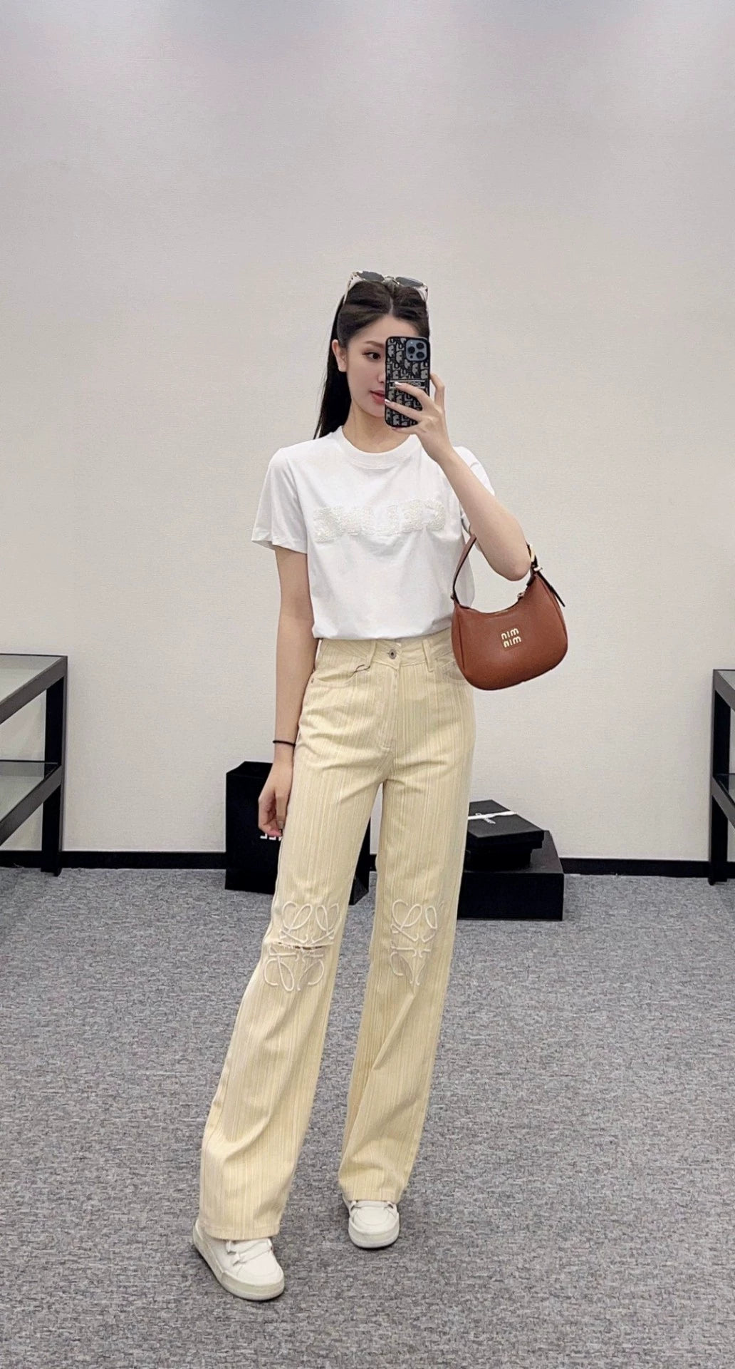 LO 25 Neue Jeans mit weitem Bein, Streifen und Stickereien