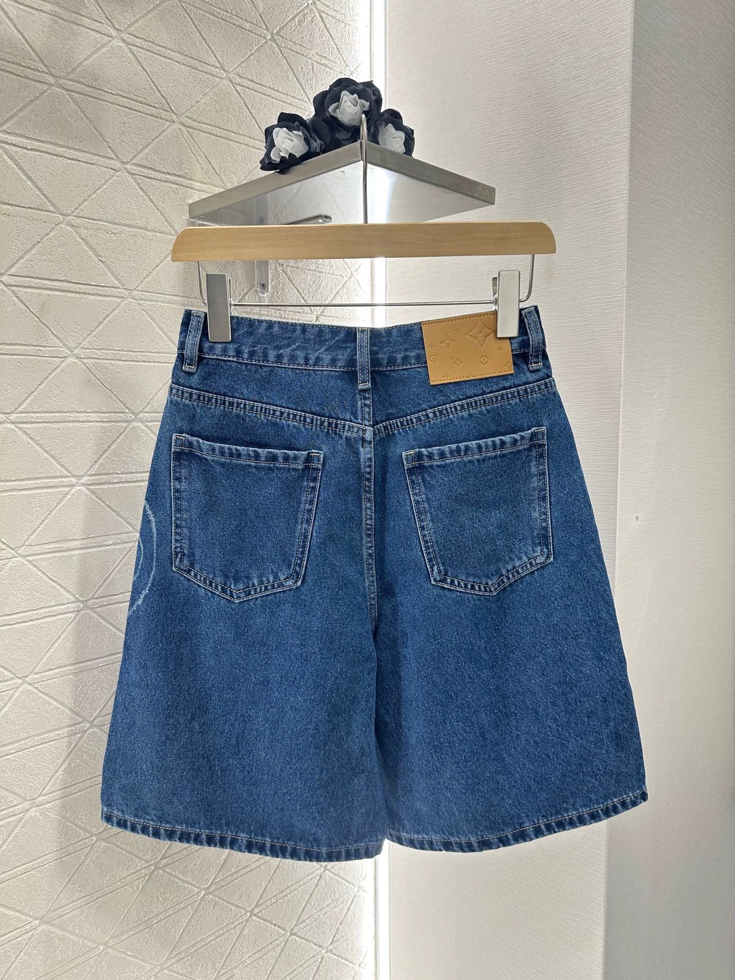 1ou 25 Jeansshorts mit Laserdruck und hoher Taille