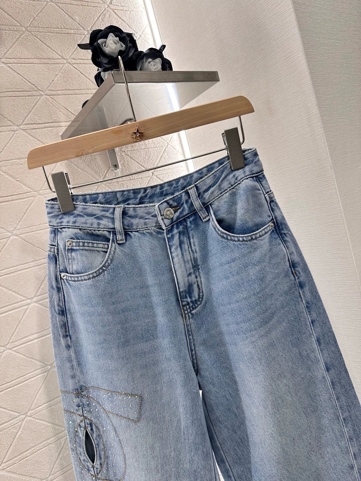 C 25 Weite Jeanshose mit Strass