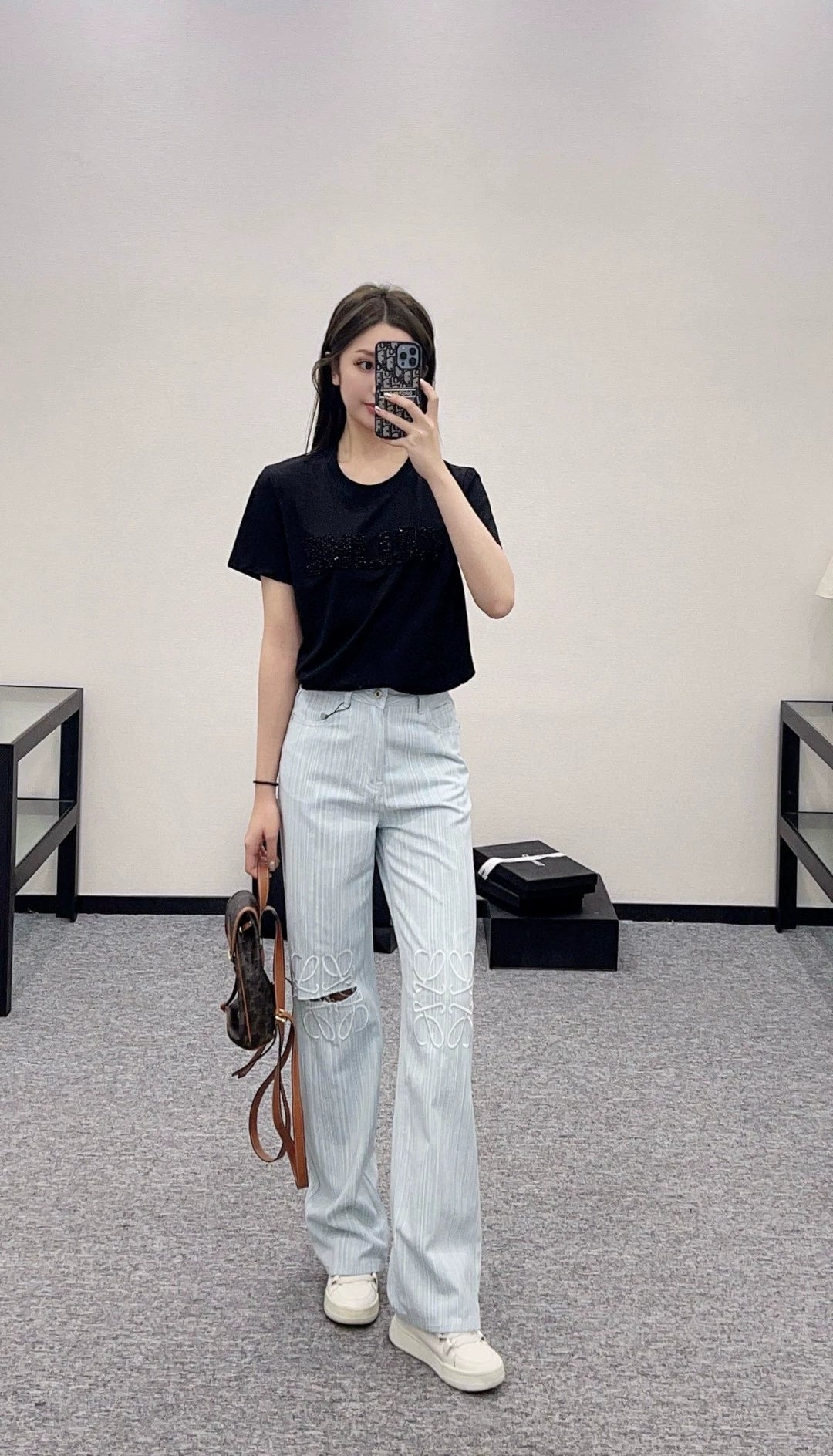 LO 25 Neue Jeans mit weitem Bein, Streifen und Stickereien