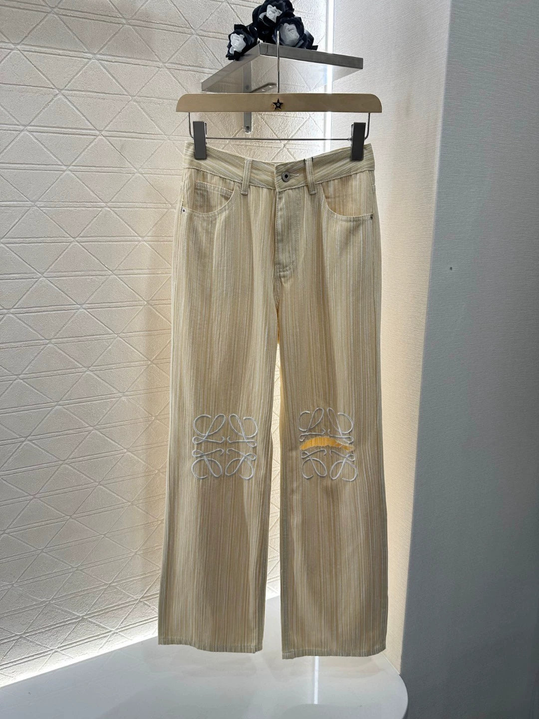 LO 25 Neue Jeans mit weitem Bein, Streifen und Stickereien