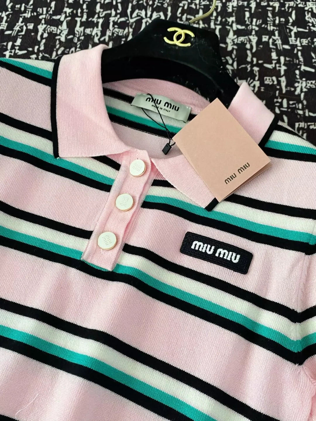 M 25 New Clashing Stripes Buttoned Lapel Short Sleeve Knit Top (White Pink)