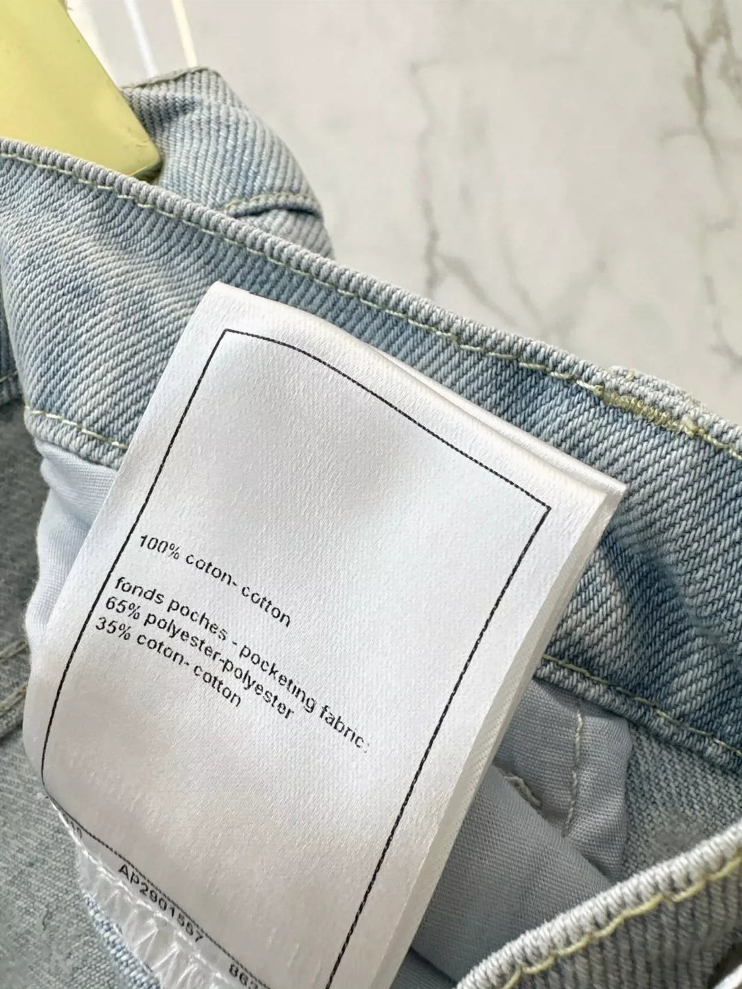 C 25 Jeans mit weitem Bein und Perlenkette im neuesten Stil