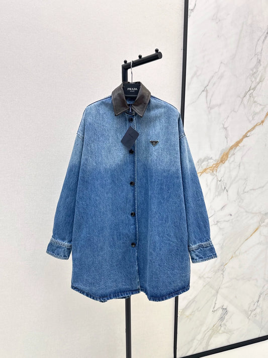 P 25 Lange Jeansjacke und Kleid mit Lederrevers