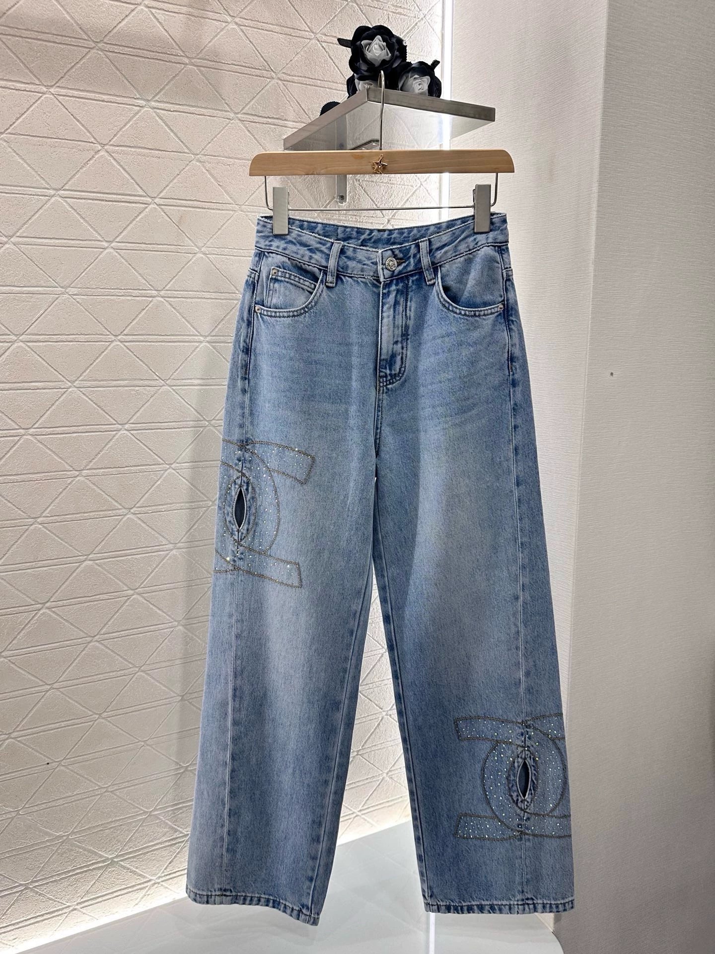C 25 Weite Jeanshose mit Strass