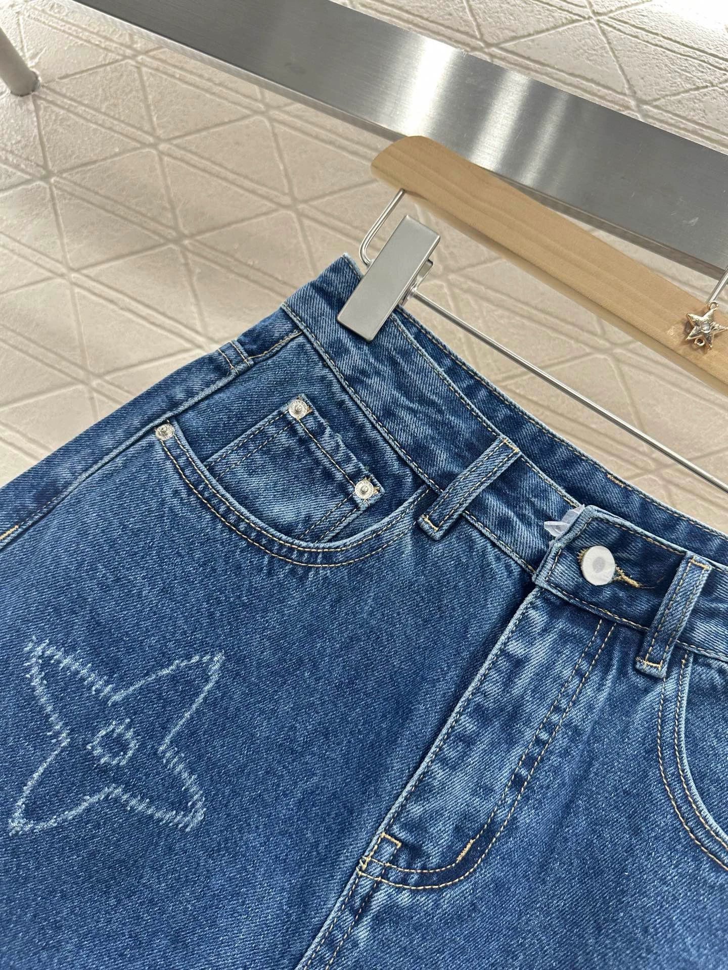 1ou 25 Jeansshorts mit Laserdruck und hoher Taille
