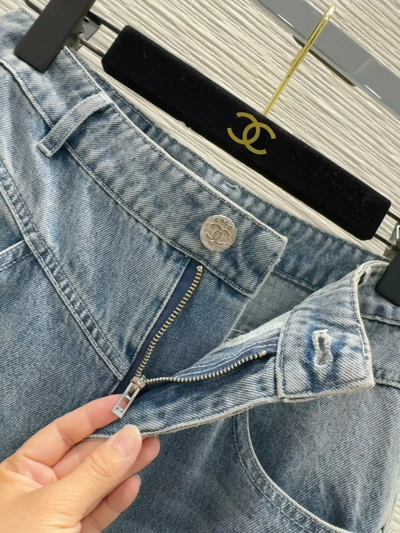 c 25 Neue bestickte Jeanshose