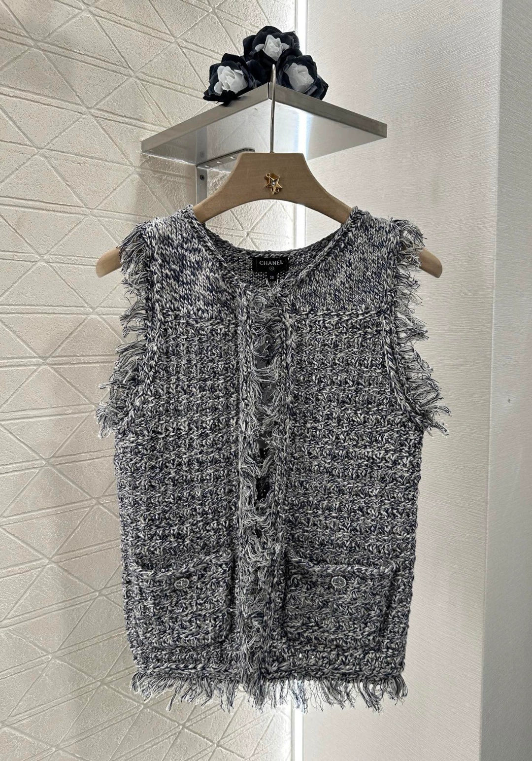 c 25 New Round Neck Raw Edge Knit Vests