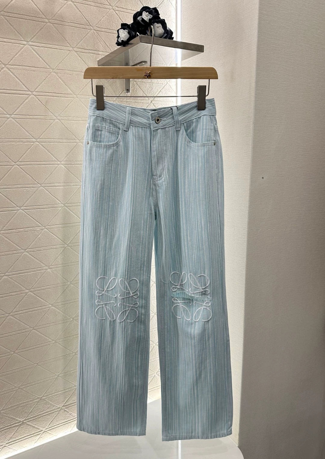 LO 25 Neue Jeans mit weitem Bein, Streifen und Stickereien