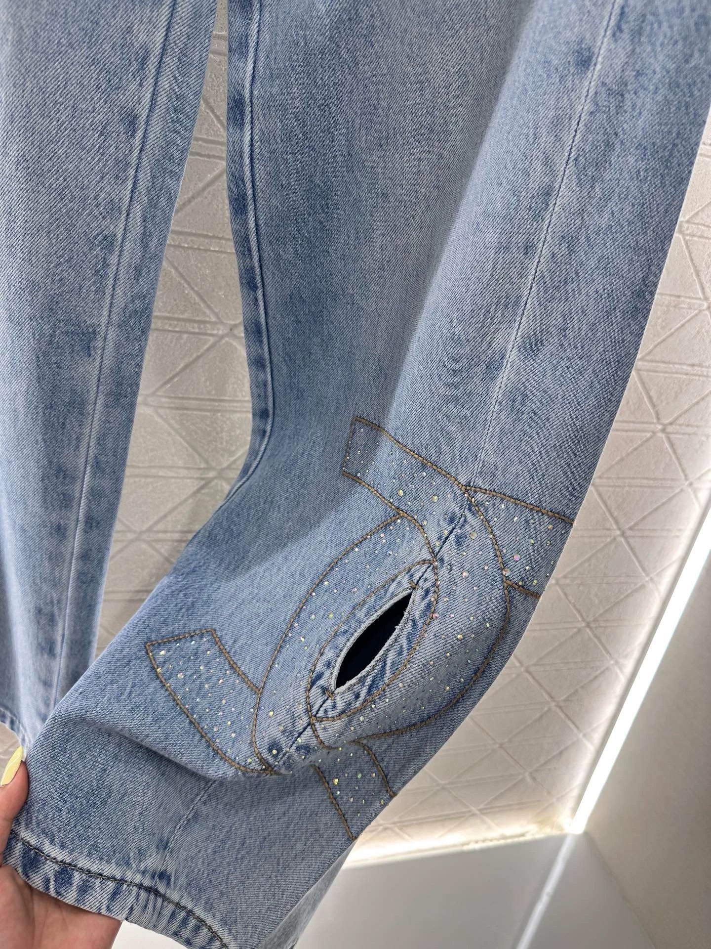 C 25 Weite Jeanshose mit Strass