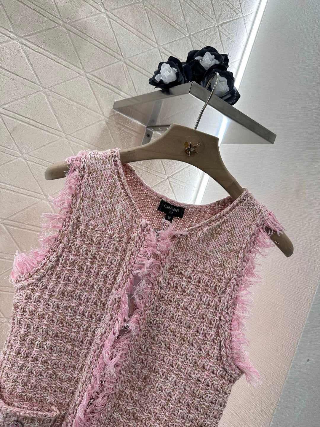 c 25 New Round Neck Raw Edge Knit Vests
