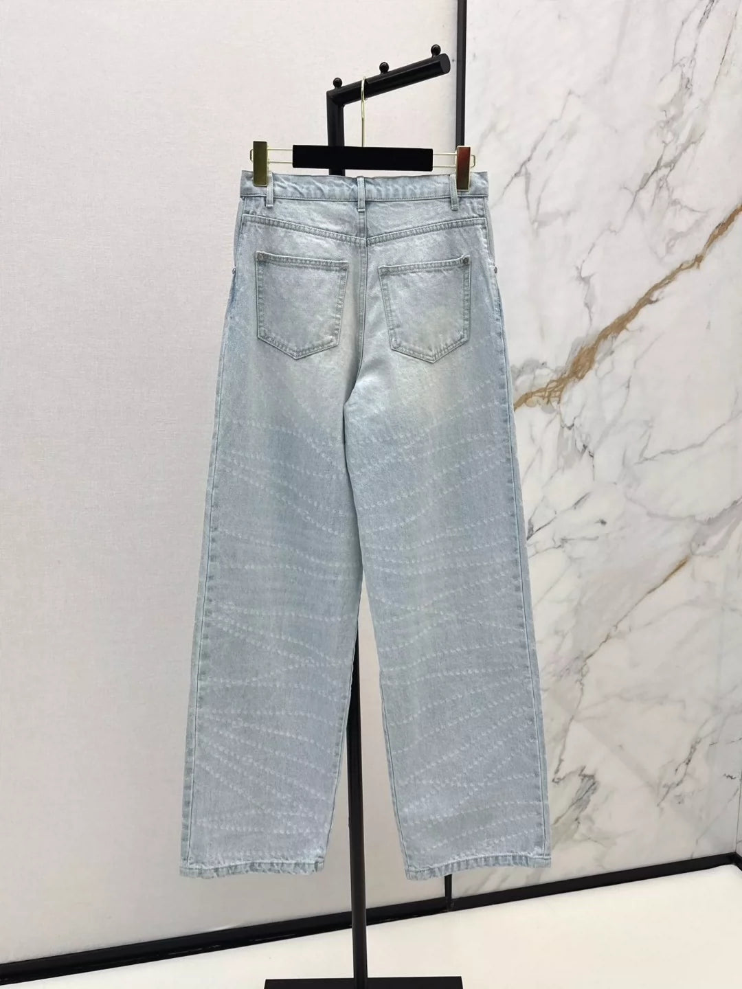 C 25 Jeans mit weitem Bein und Perlenkette im neuesten Stil