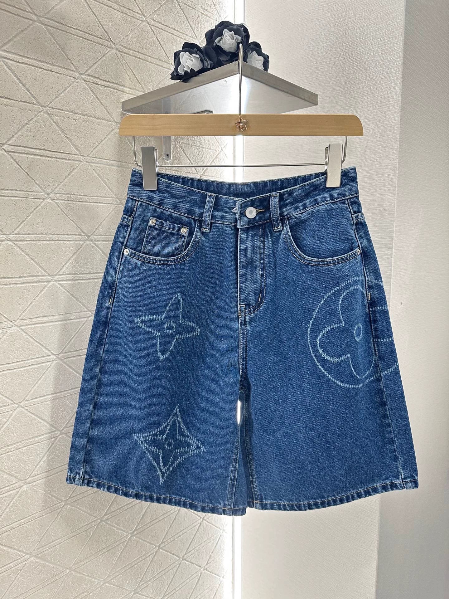 1ou 25 Jeansshorts mit Laserdruck und hoher Taille