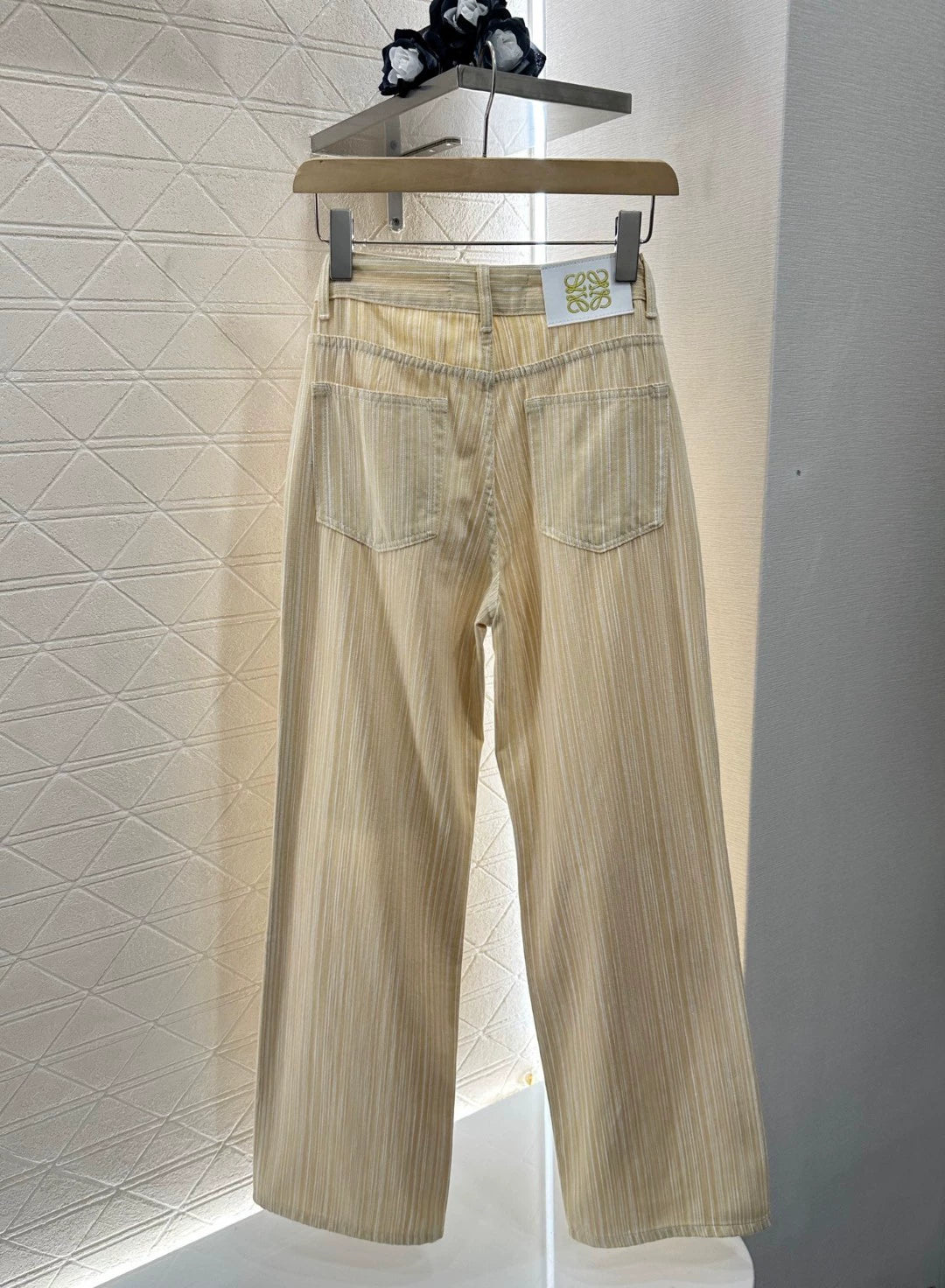 LO 25 Neue Jeans mit weitem Bein, Streifen und Stickereien