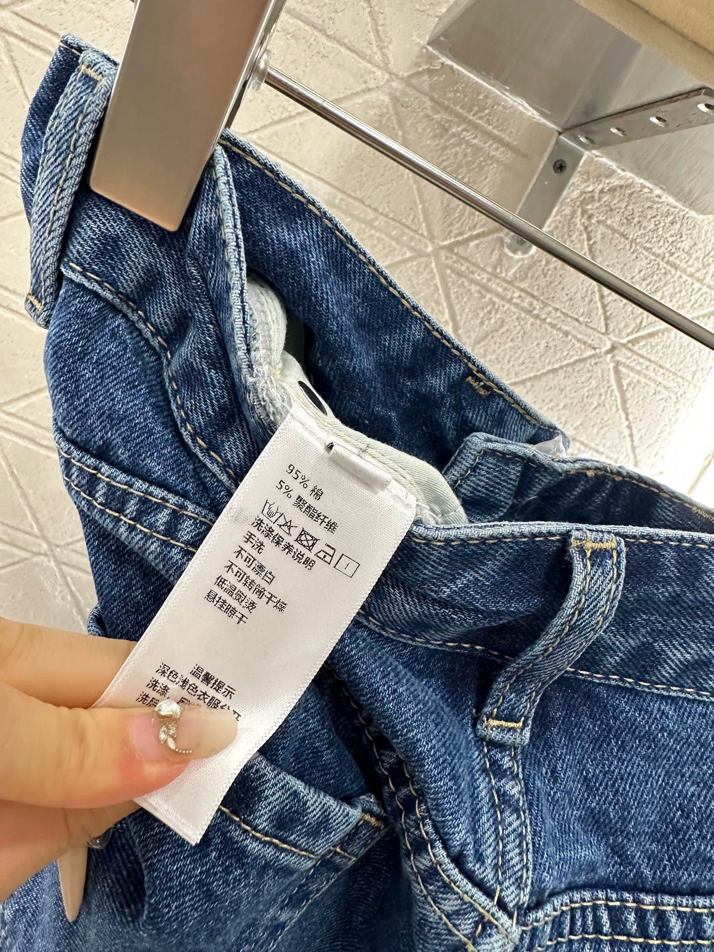 1ou 25 Jeansshorts mit Laserdruck und hoher Taille