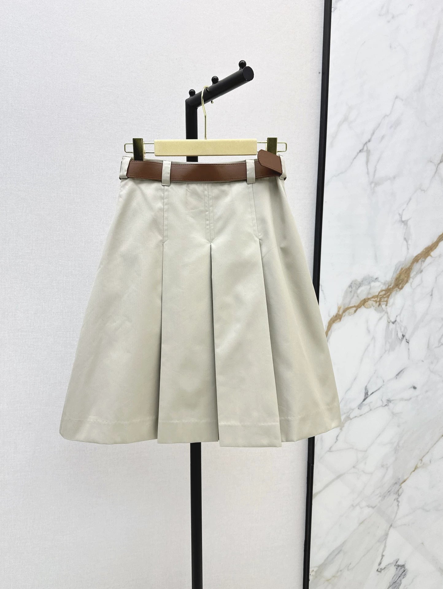 Jupe mi-longue taille basse kaki clair ornée d'une ceinture, nouvelle collection automne/hiver M 25S