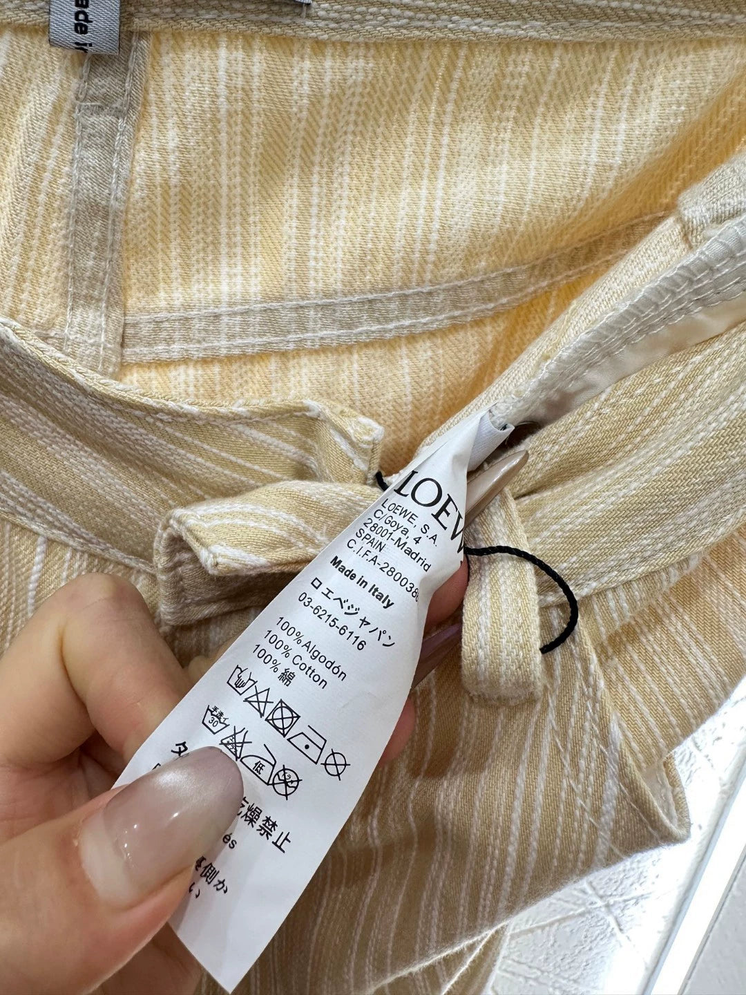 LO 25 Neue Jeans mit weitem Bein, Streifen und Stickereien