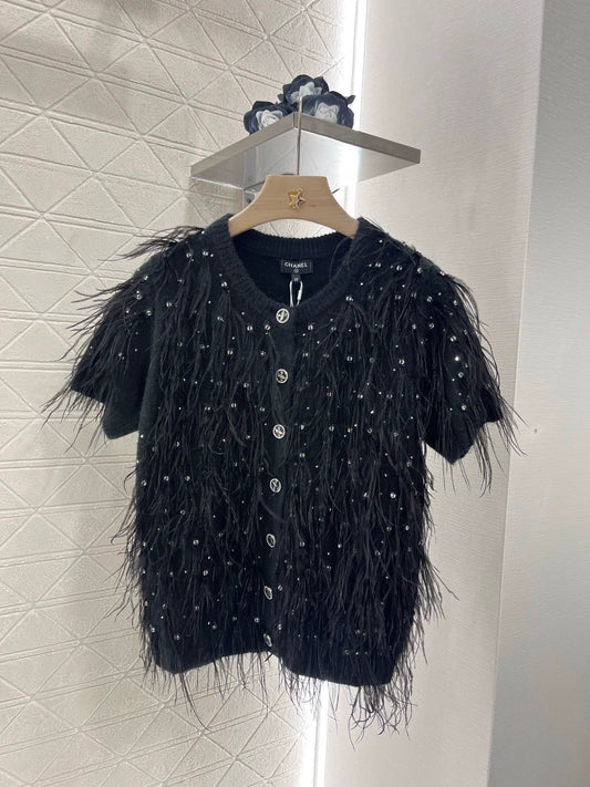 Cardigan en tricot à plumes et strass C 25 (noir et blanc)