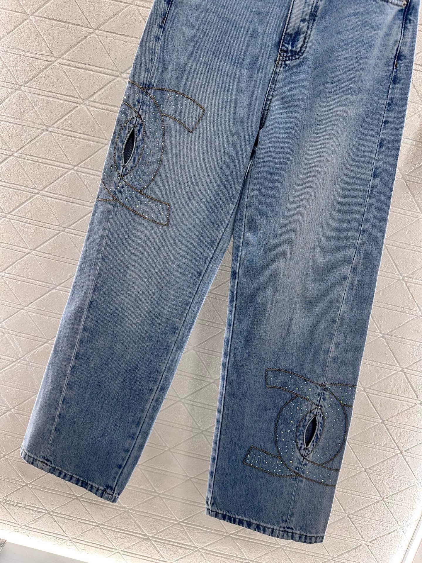 C 25 Weite Jeanshose mit Strass