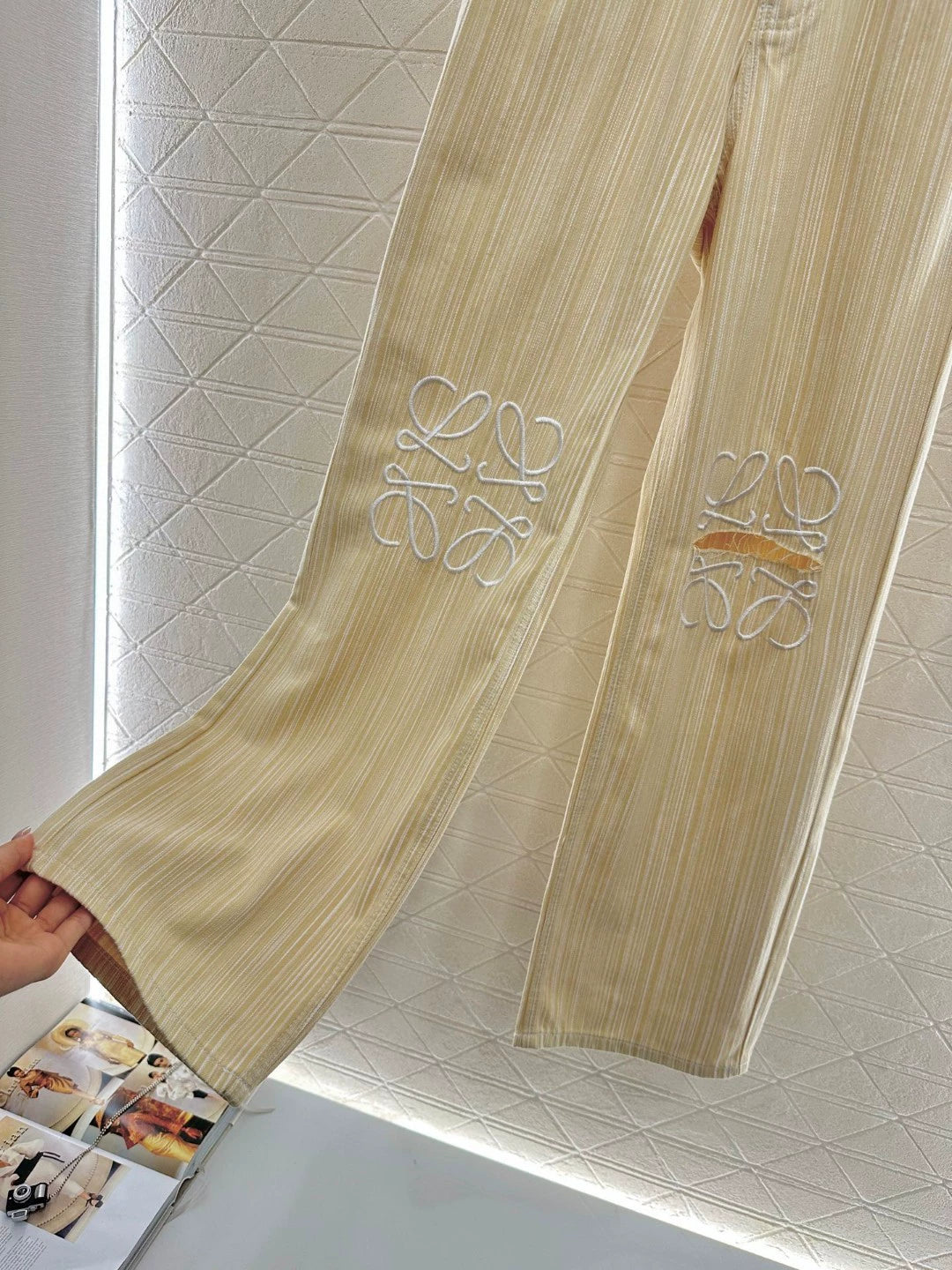 LO 25 Neue Jeans mit weitem Bein, Streifen und Stickereien