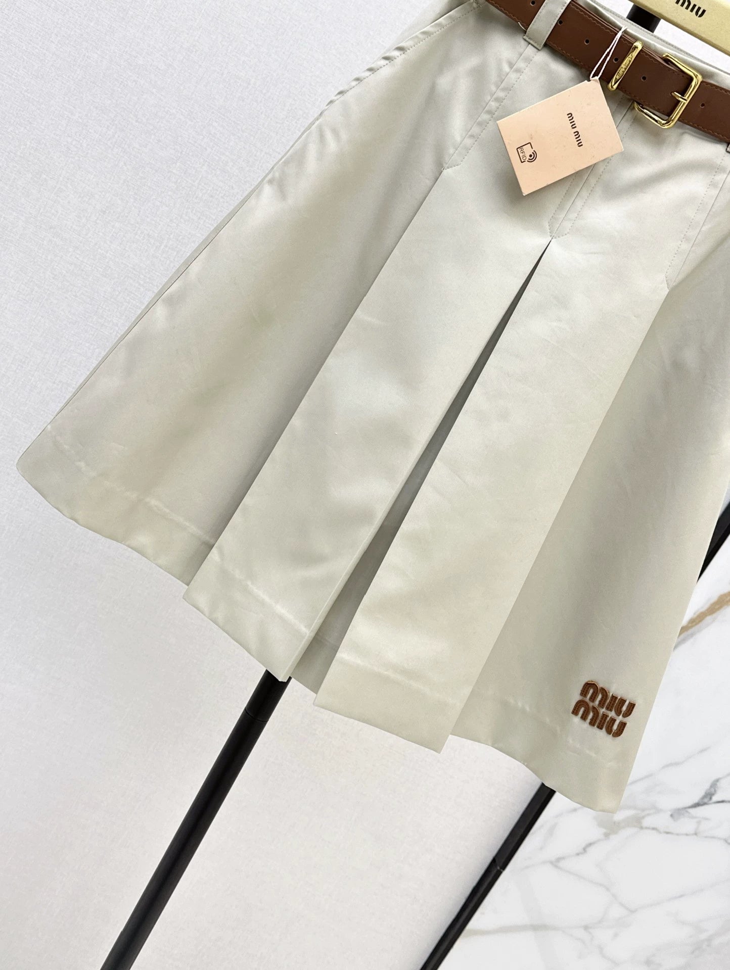 Jupe mi-longue taille basse kaki clair ornée d'une ceinture, nouvelle collection automne/hiver M 25S
