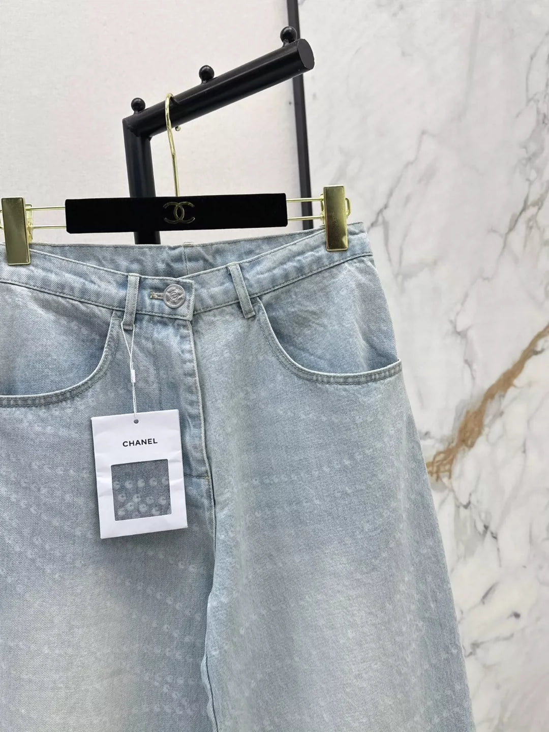 C 25 Jeans mit weitem Bein und Perlenkette im neuesten Stil