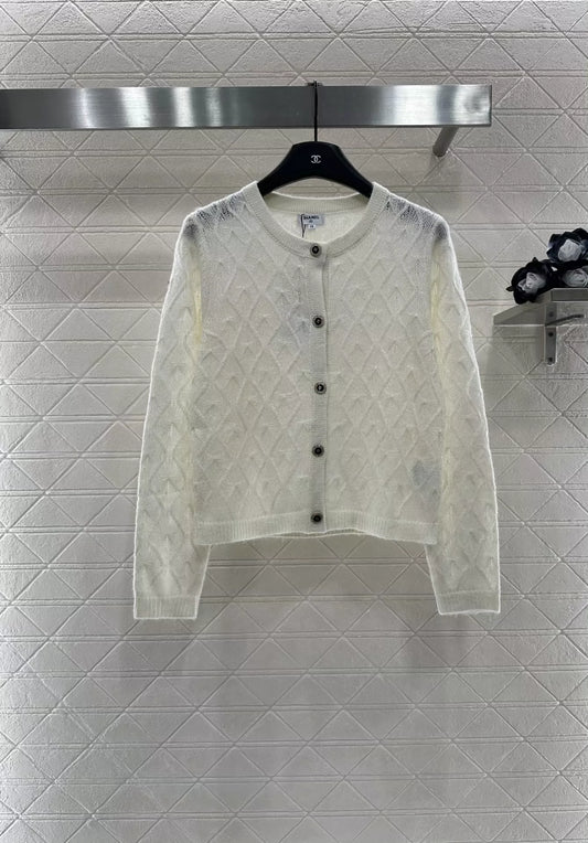 C 25 Klassische Strickjacke