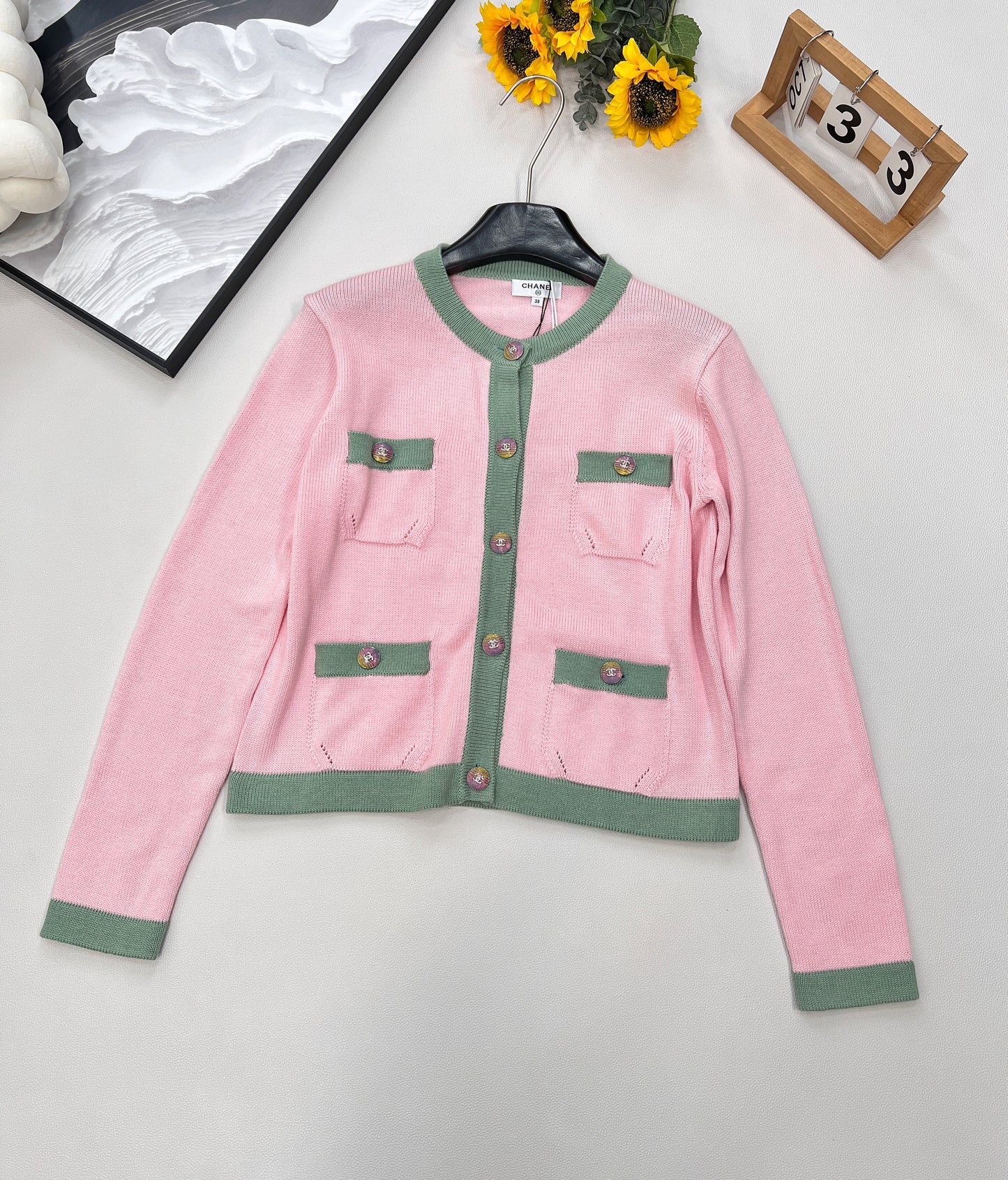C 24 klassische Strickjacke mit vier Taschen in Kontrastfarbe,