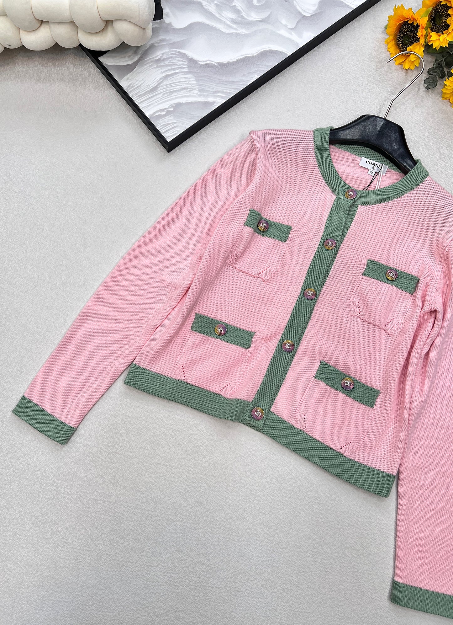 C 24 klassische Strickjacke mit vier Taschen in Kontrastfarbe,