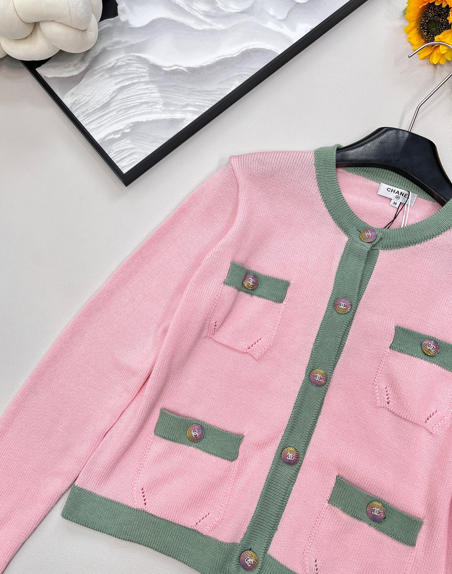 C 24 klassische Strickjacke mit vier Taschen in Kontrastfarbe,