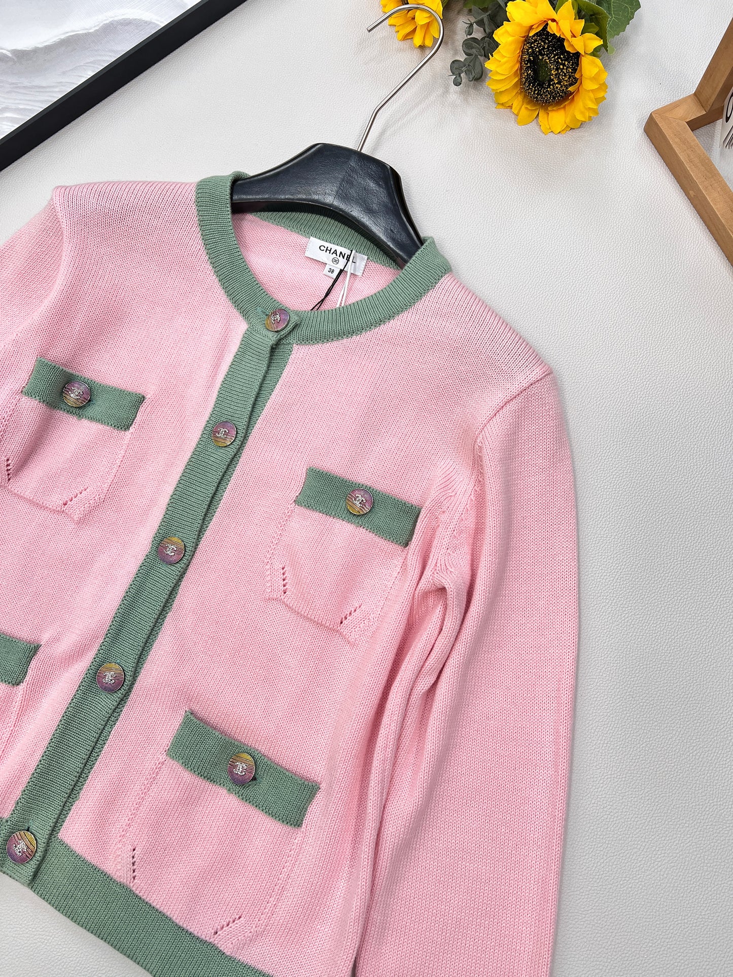 C 24 klassische Strickjacke mit vier Taschen in Kontrastfarbe,