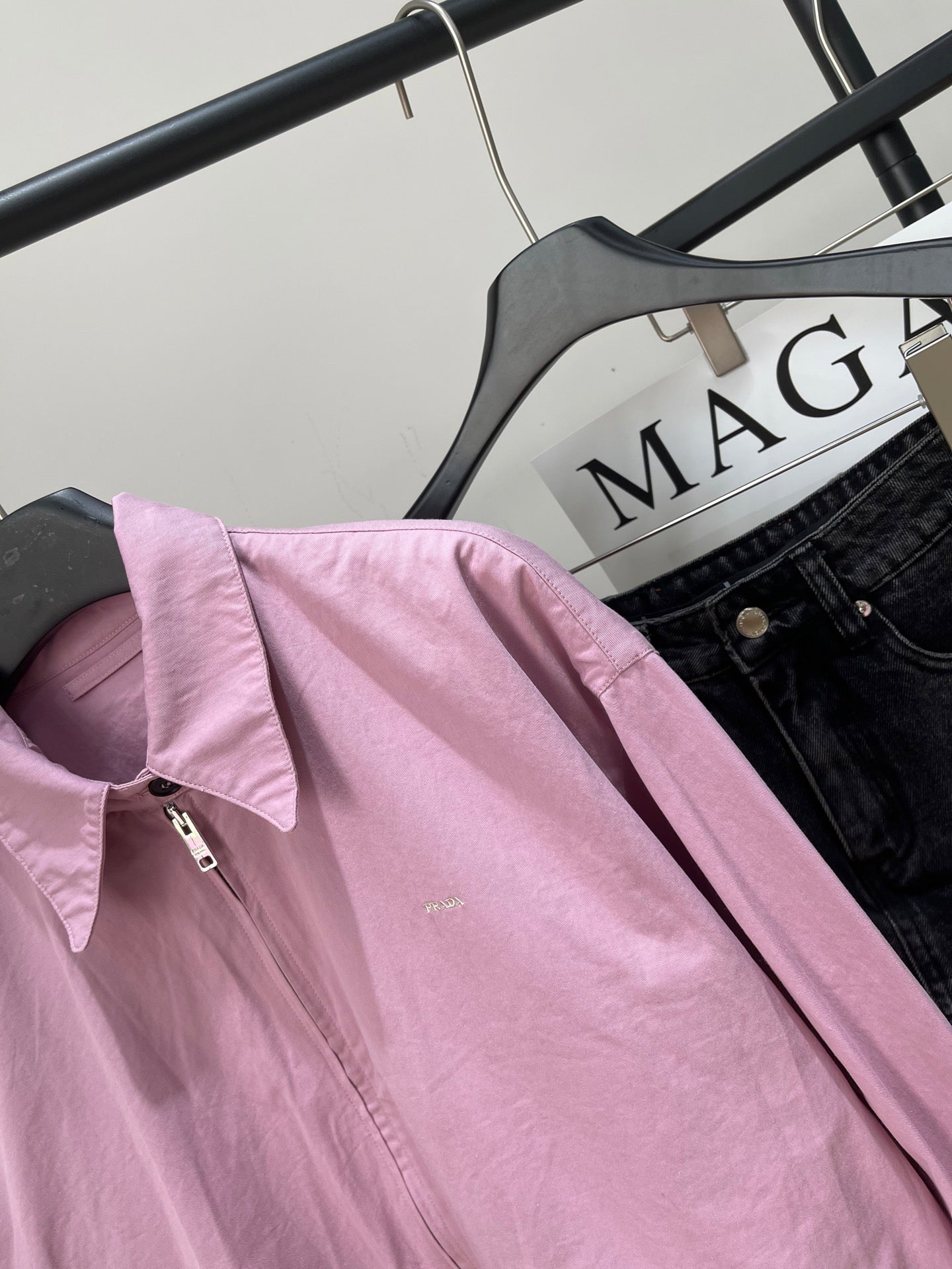 P 25 Pink small logo zipper lapel jacket