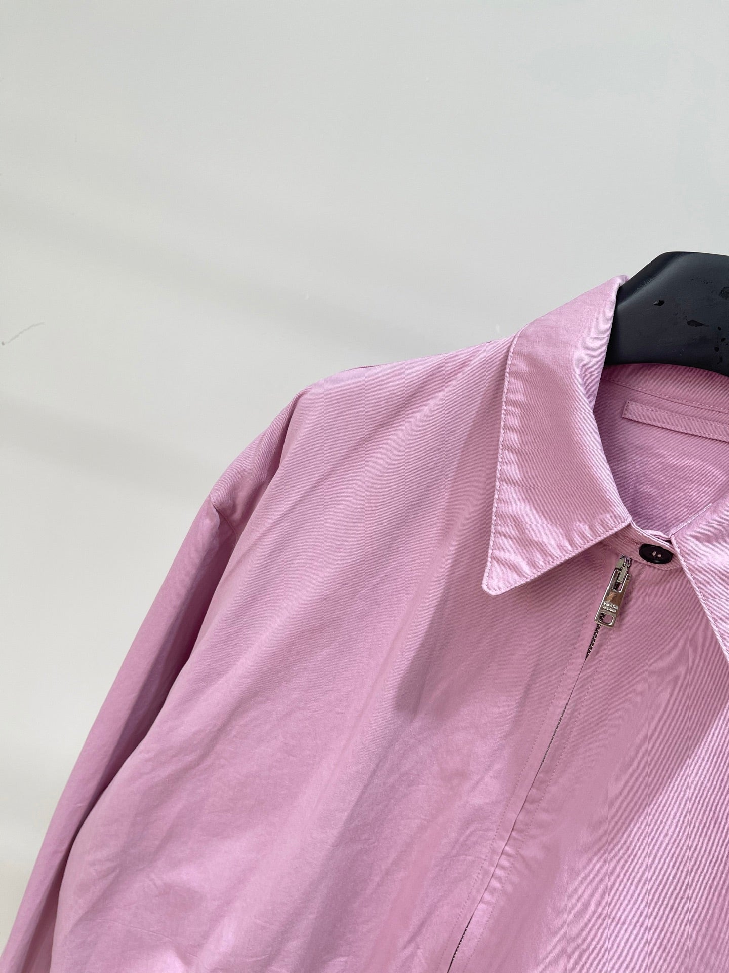 P 25 Pink small logo zipper lapel jacket