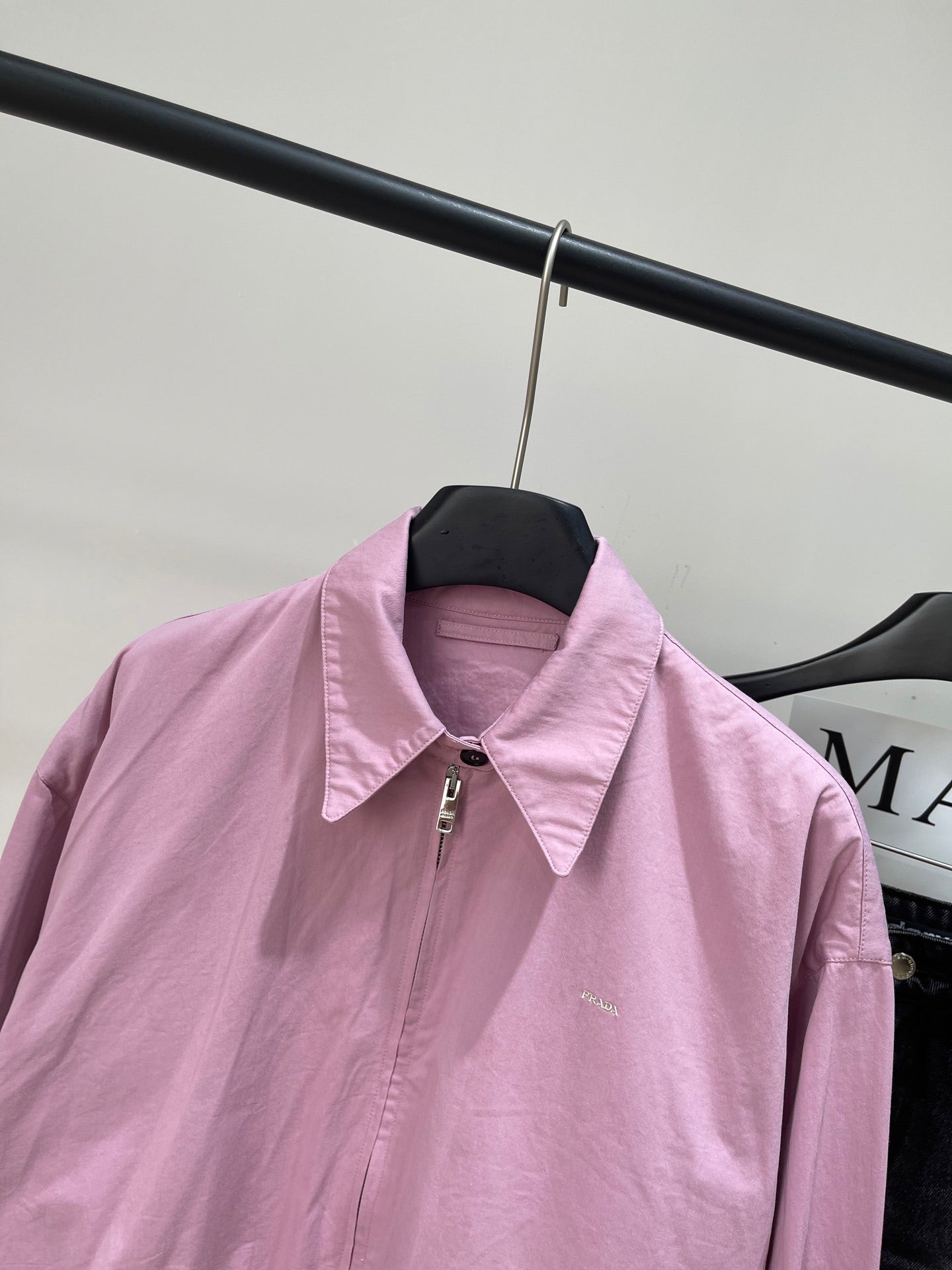 P 25 Pink small logo zipper lapel jacket
