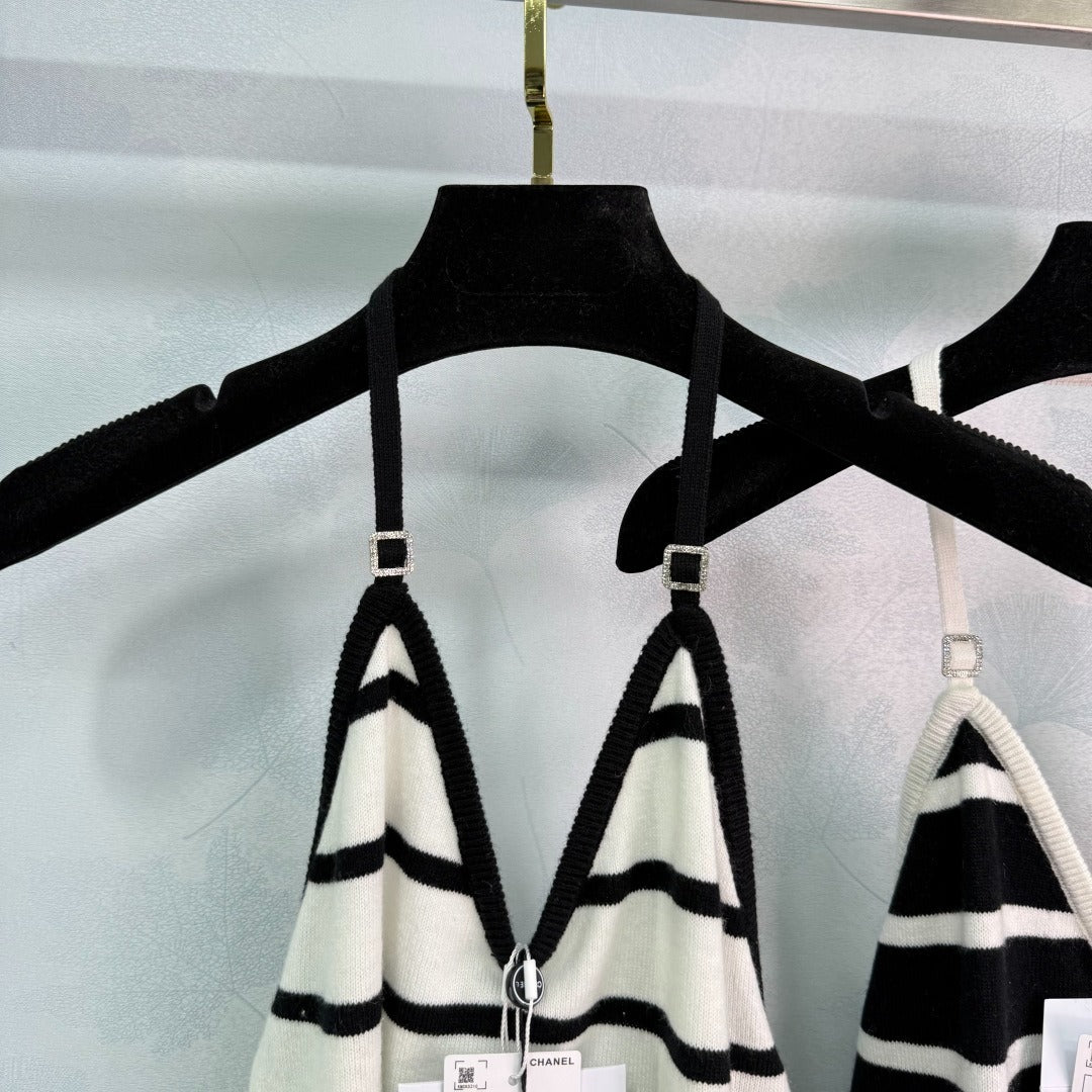 c 25s new product! Colorblocked Stripe Hanging Neck Knit Tank Top
