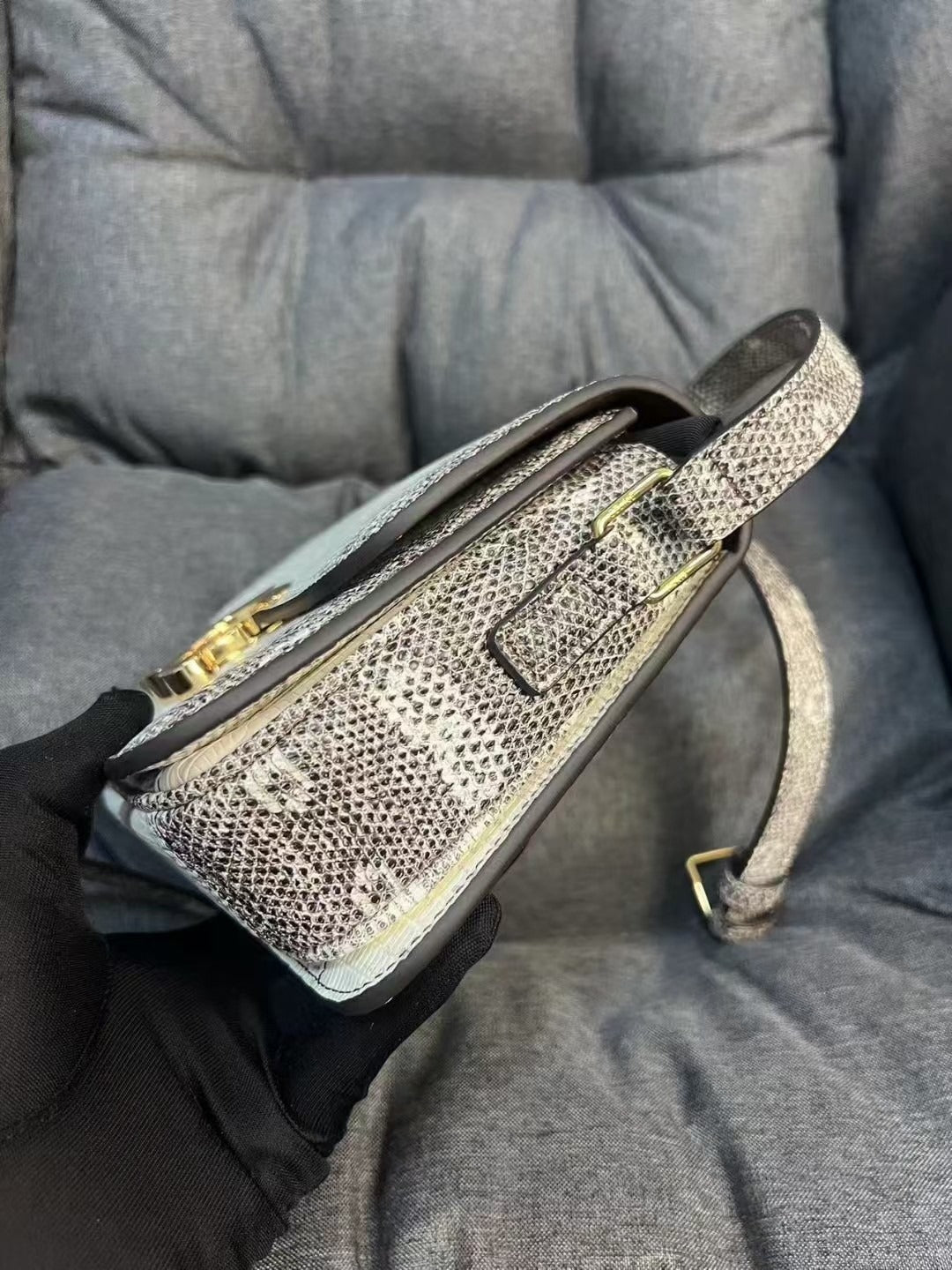 CE 25 Himalayan White Textured Shoulder Bag