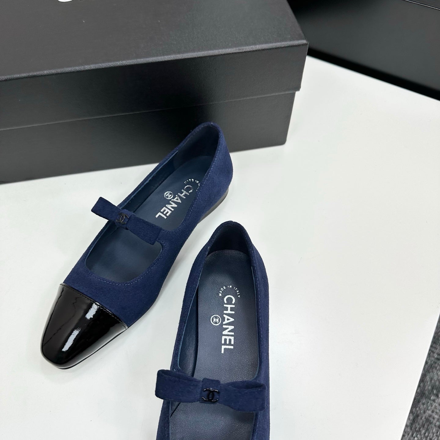 C 25 Pointed lacquered flat shoes(BLACK/BLUE/RED)