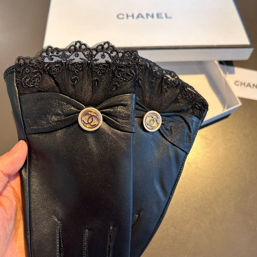 C 25 Lace-trimmed sheepskin gloves
