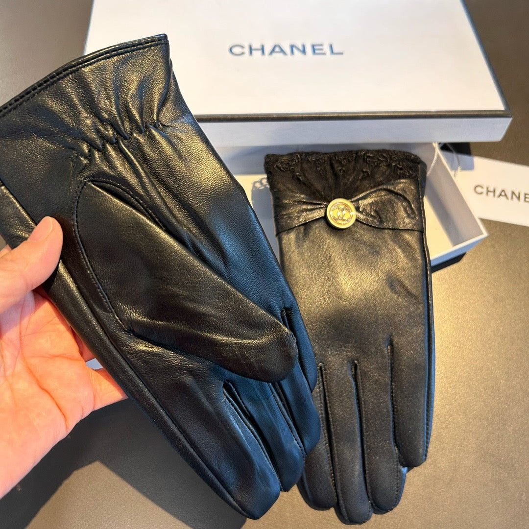 C 25 Lace-trimmed sheepskin gloves