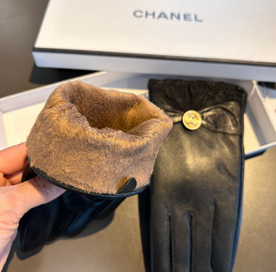 C 25 Lace-trimmed sheepskin gloves