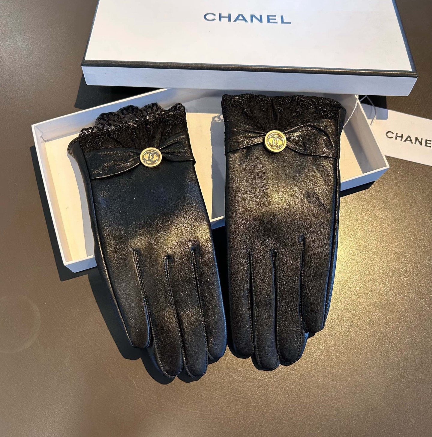 C 25 Lace-trimmed sheepskin gloves