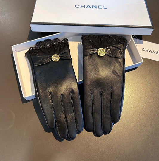C 25 Lace-trimmed sheepskin gloves