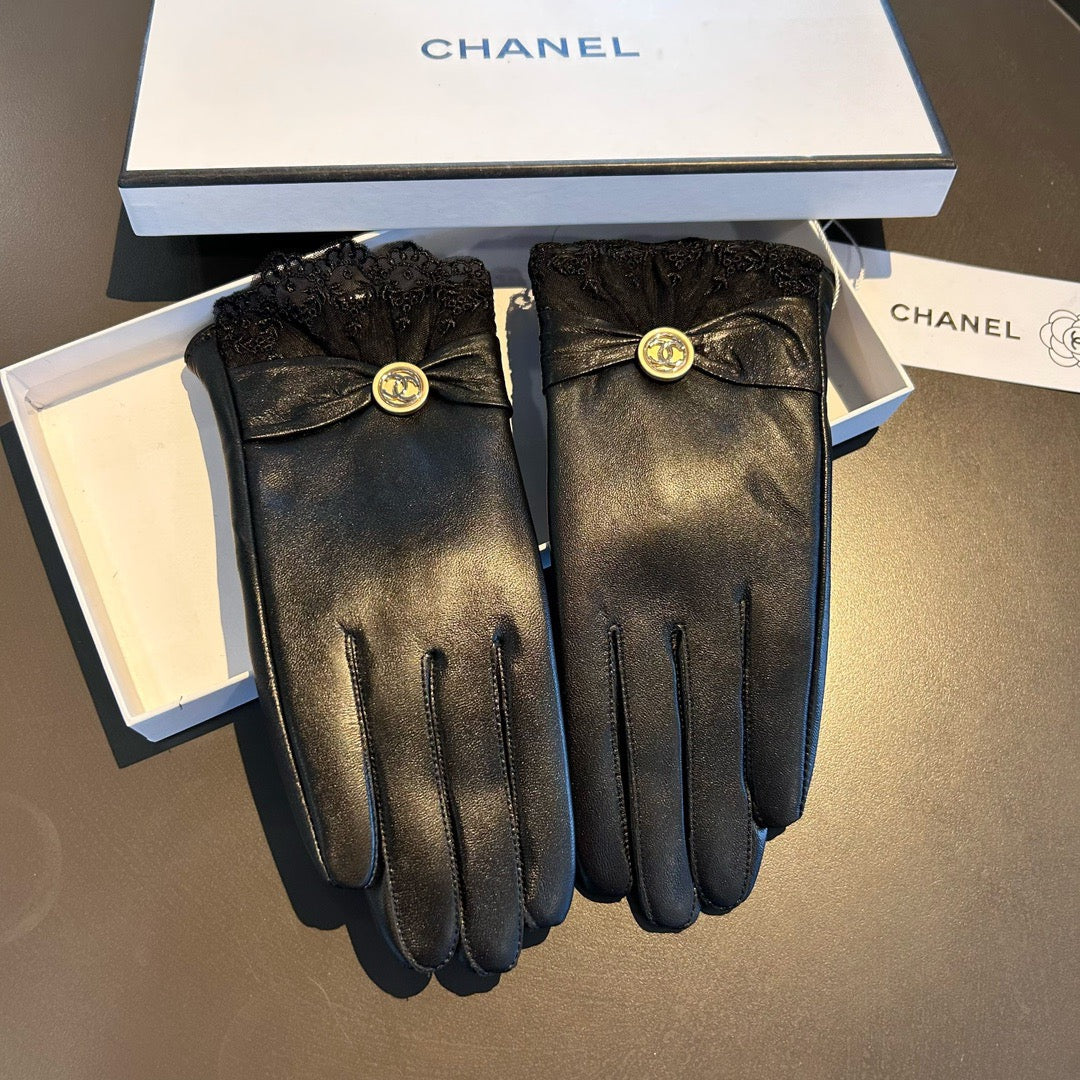 C 25 Lace-trimmed sheepskin gloves