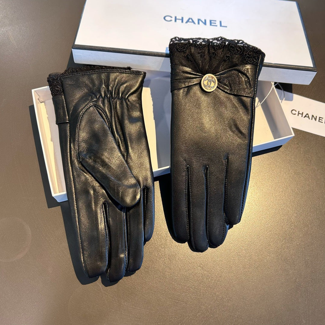 C 25 Lace-trimmed sheepskin gloves