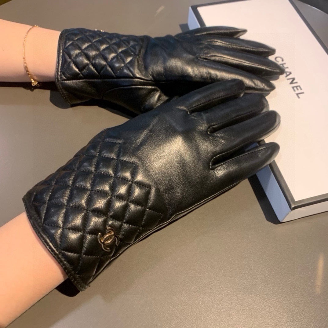 C 25 Diamond-patterned sheepskin gloves