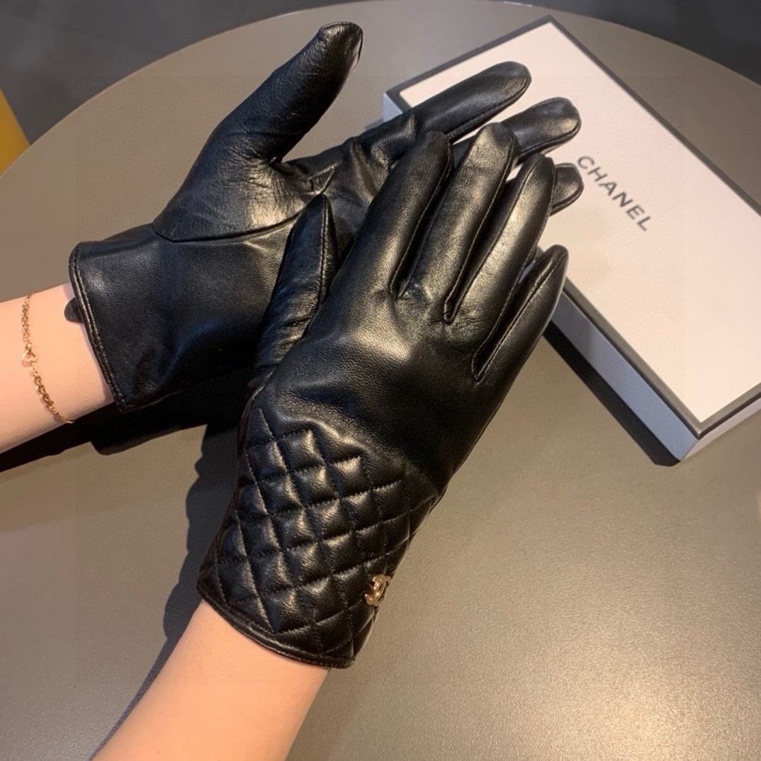C 25 Diamond-patterned sheepskin gloves