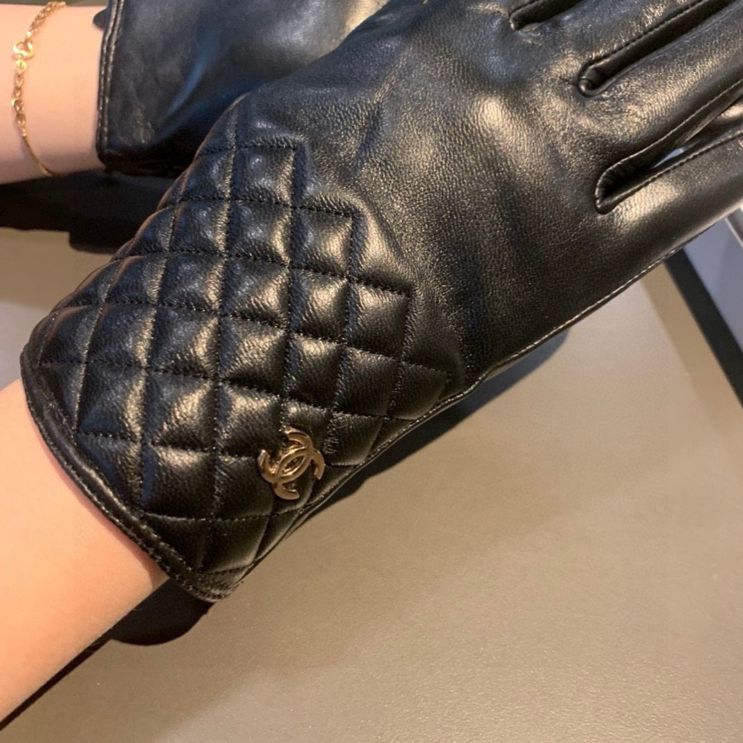 C 25 Diamond-patterned sheepskin gloves