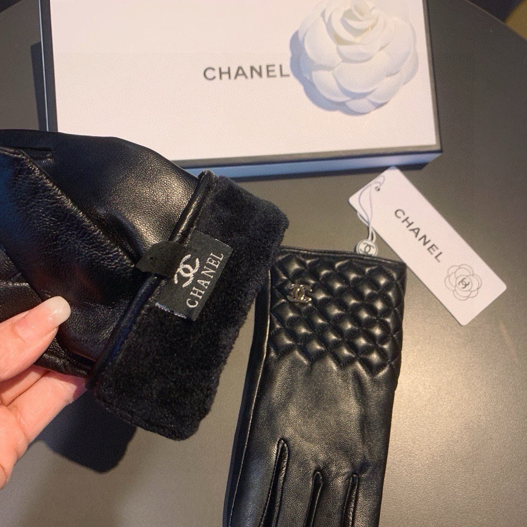 C 25 Diamond-patterned sheepskin gloves