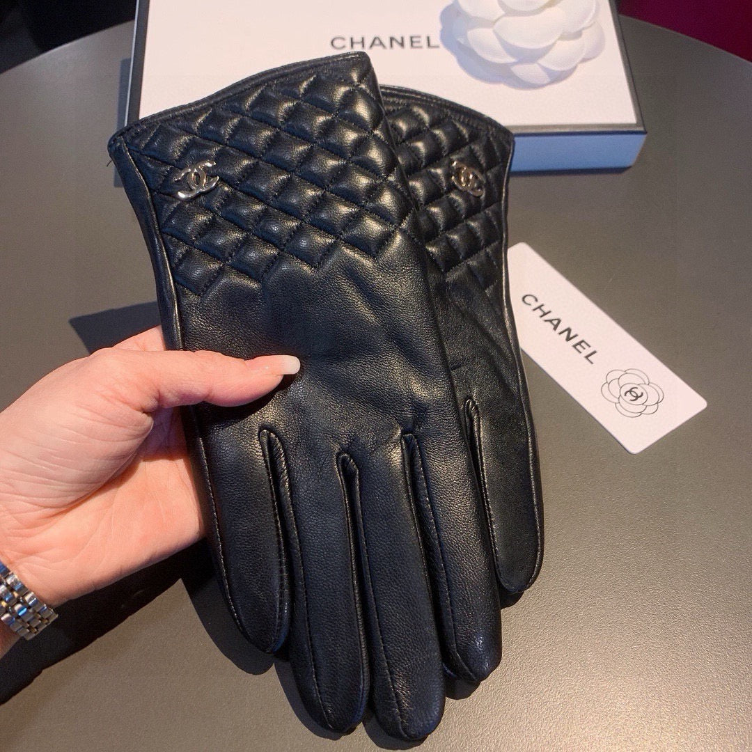 C 25 Diamond-patterned sheepskin gloves